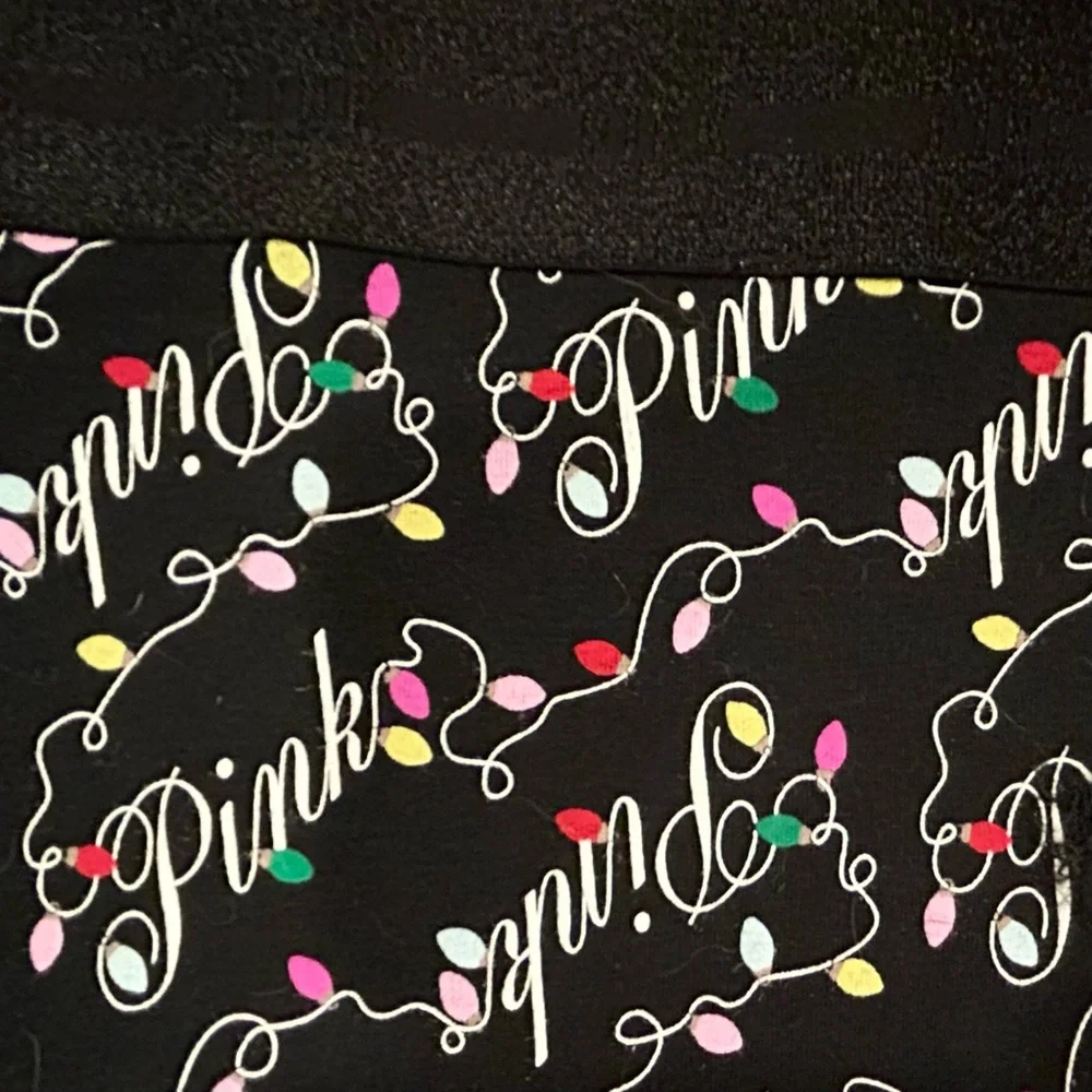 ❤️ VS-PINK Holiday Shorties - Picture 1 of 4